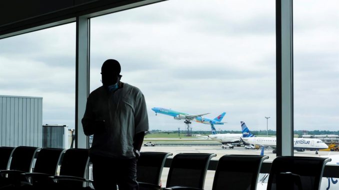 Una persona espera en el Aeropuerto Internacional John F. Kennedy para abordar su vuelo, en una fotografía de archivo. EFE/Justin Lane sector aéreo