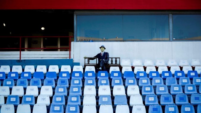 Fotografía de archivo de una estatua del cantante de tango Carlos Gardel en una de las gradas del estadio Gran Parque Central, propiedad del Club Nacional de Football, el 13 se agosto de 2020 en Montevideo (Uruguay). EFE/Raúl Martínez selección uruguay, selección colomboa, eliminatorias qatar 2022