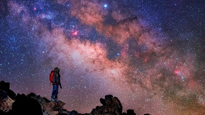 La Vía Láctea sobre el Teide en Tenerife, en foto de archivo. EFE/ Daniel López centro de la Vía Láctea