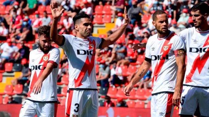 El delantero colombiano del Rayo Vallecano Radamel Falcao (c), en una fotografía de archivo. EFE/Víctor Lerena Falcao