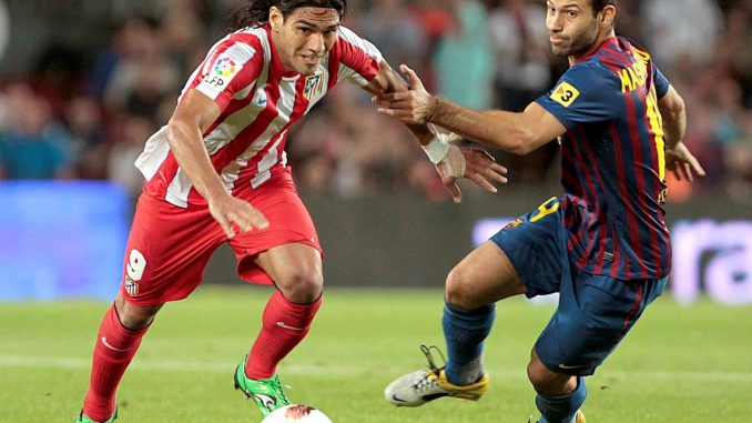 Radamel Falcao (i) intenta marcharse de Javier Mascherano, durante el partido correspondiente a la sexta jornada de la Liga en Primera División que se disputó en el estadio Camp Nou, en Barcelona, el 24 de septiembre de 2011. EFE/Alberto Estevez Falcao