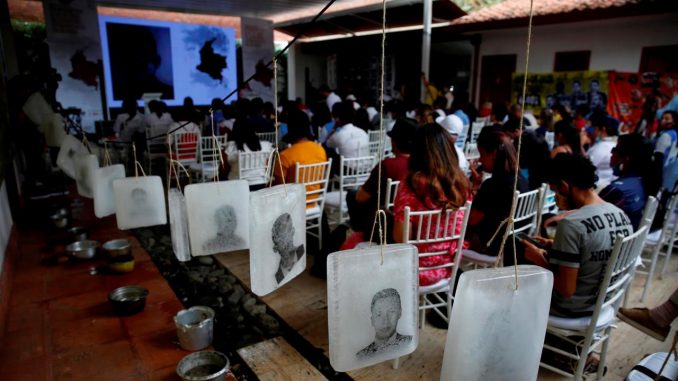 Fotografía del "Encuentro por la verdad", donde familiares de víctimas de ejecuciones extrajudiciales presentaron testimonios y exigieron verdad, hoy, en Cali (Colombia). EFE/ Ernesto Guzmán Jr Falsos positivos