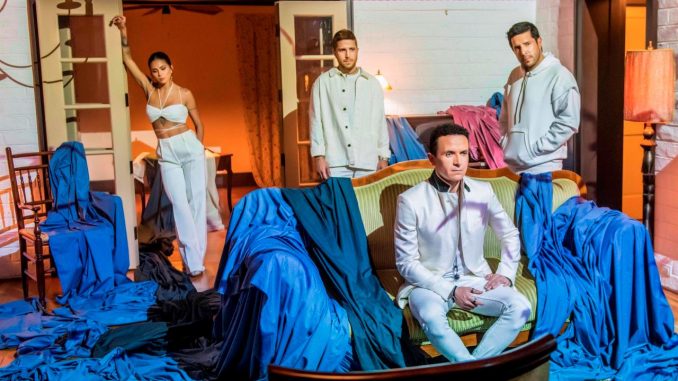 Fotografía cedida hoy por Felipe Cuevas que muestra a los cantantes colombianos Fonseca (2d), Greeicy (i) y a los integrantes de Cali Y El Dandee durante la grabación del video de su canción 2005. EFE/Felipe Cuevas Fonseca