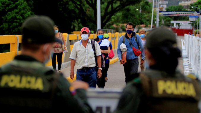 Ciudadanos procedentes de Venezuela ingresan por el paso fronterizo del Puente Simón Bolívar, hoy, en Cúcuta (Colombia). EFE/ Mario Caicedo frontera
