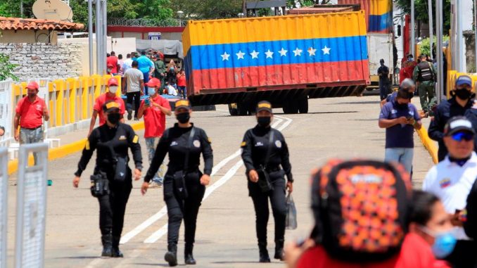 Autoridades y civiles se concentran junto a uno de los contenedores que impiden el paso fronterizo entre Colombia y Venezuela, hoy, en el puente internacional Simón Bolívar, en San Antonio del Táchira (Venezuela). EFE/ Mario Caicedo reapertura frontera Venezuela