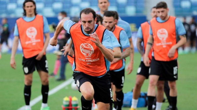 Diego Godín de Uruguay calienta en una fotografía de archivo. EFE/Raul Martínez Diego Godín