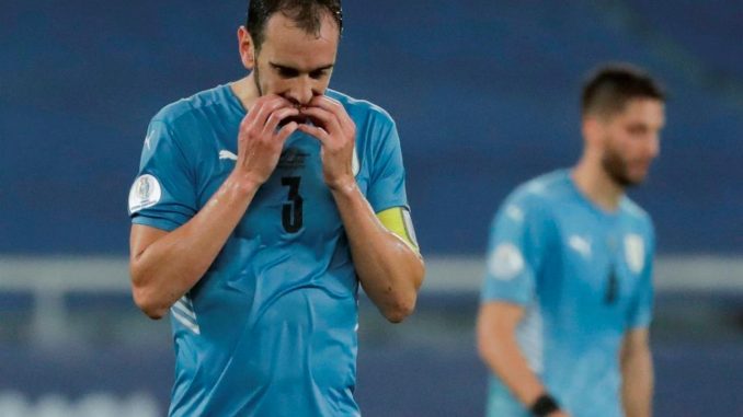 Imagen de Archivo del capitán de la selección nacional de fútbol de Uruguay, Diego Godín (i), durante un partido de la Copa América, en el estadio Olímpico Nilton Santos, en Río de Janeiro (Brasil). EFE/Antonio Lacerda/ selección de Uruguay