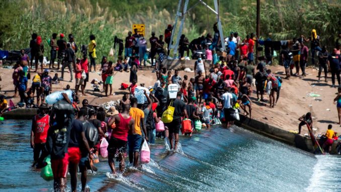 Fotografía de archivo de migrantes procedentes de Haití mientras esperan en el río Bravo para cruzar rumbo a Estados Unidos, en Ciudad Acuña, estado de Coahuila (México). EFE/Miguel Sierra haitianos