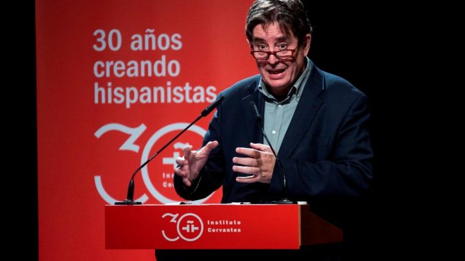 Luis Garcia Montero, director del Instituto Cervantes, durante la presentación del Anuario "El español en el mundo 2021"", que analiza la situación internacional de la lengua y su evolución no solo en el último año sino en las tres décadas transcurridas desde la creación de la institución. EFE/ Rodrigo Jiménez habla ya español