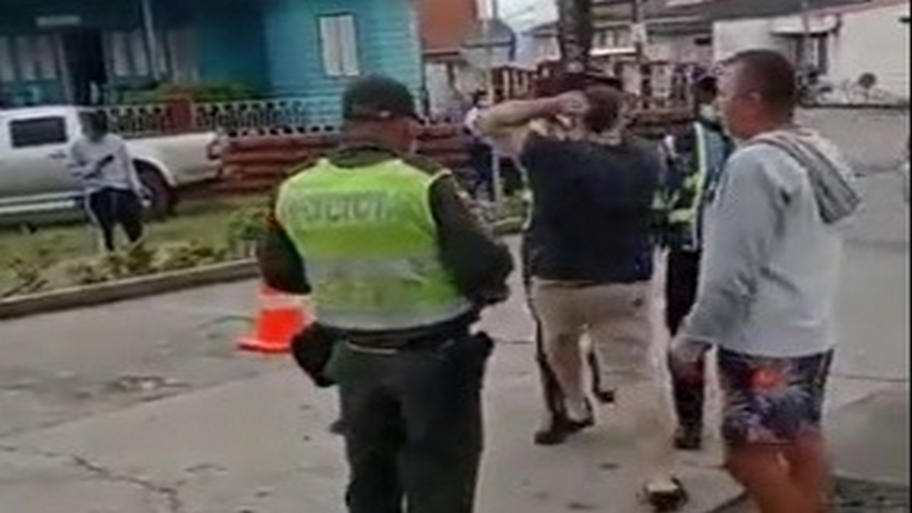 VIDEO: Hombre atacó a un agente de tránsito por hacerle un comparendo por no usar el cinturón 1 hombre