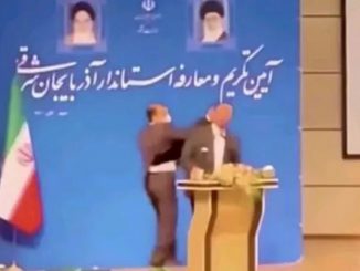 VIDEO: Abofetean a Gobernador en plena ceremonia de nombramiento 1 hombre