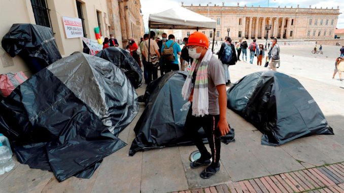Indígenas permanecen hoy en carpas mientras realizan una huelga de hambre como protesta en la Plaza de Bolívar, en Bogotá (Colombia). EFE/Mauricio Dueñas Castañeda huelga de hambre