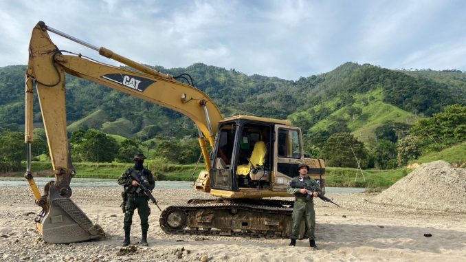 incautacion policia Video: ¡Buen golpe! Más de 500 millones en maquinaria pesada destruida en San Roque