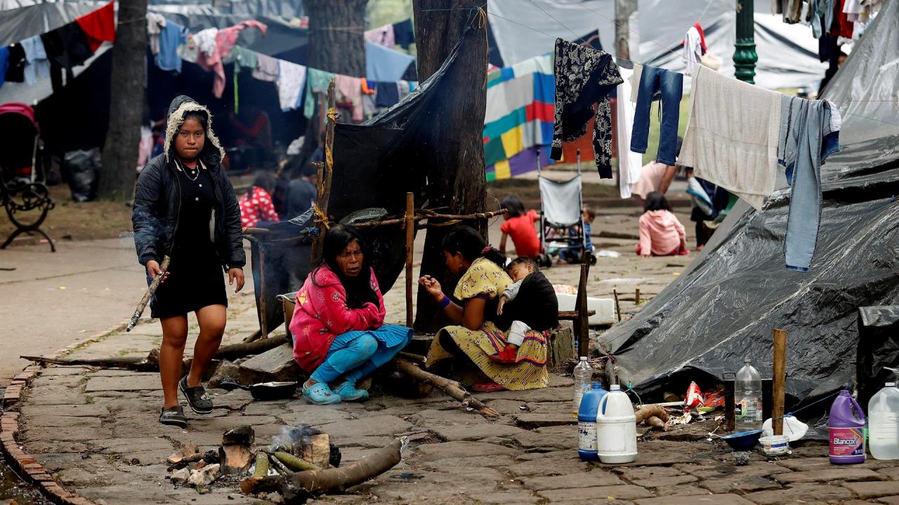 Amenazan con desalojar a más de un millar de indígenas desplazados en Bogotá