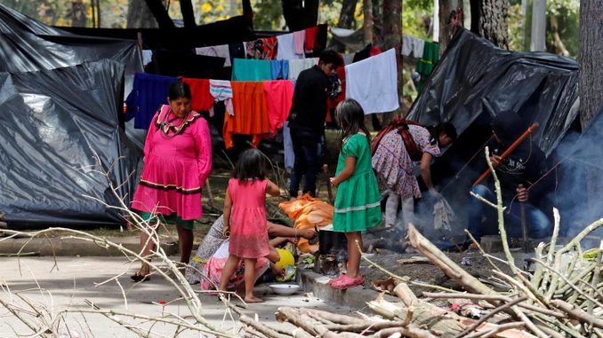 Indígenas del Chocó se alimentan hoy en el Parque Nacional, en Bogotá (Colombia). EFE/ Mauricio Dueñas Castañeda Parque Nacional de Bogotá