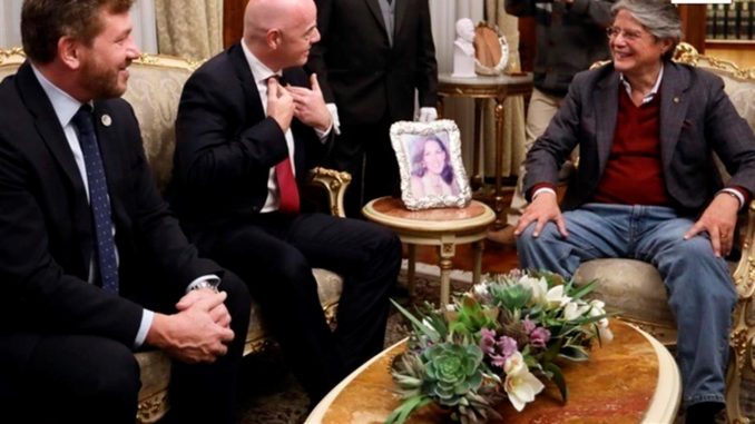 Fotografía cedida este sábado por la Secretaría de Comunicación de la Presidencia de Ecuador (Secom) en la que se registró al mandatario ecuatoriano Guillermo Lasso (d), durante una reunión con el presidente de la FIFA, Gianni Infantino (c), y con el presidente de la Conmebol, Alejandro Domínguez, en Quito (Ecuador). EFE/Secom final de la Libertadores
