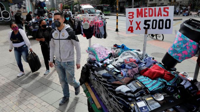 El IPC de septiembre es relativamente inferior respecto al registrado en agosto pasado cuando la inflación fue de 0,45 % y está entre las expectativas de los especialistas económicos del Banco de la República (emisor). Fotografiá de archivo. EFE/Carlos Ortega/ inflación de Colombia