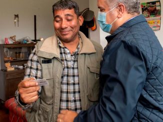 Comienza la entrega de las tarjetas que regulan la situación de los venezolanos en Colombia 1 tarjetas