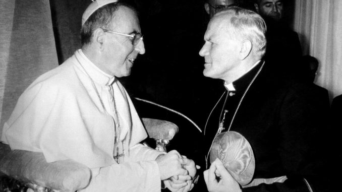 El Papa Juan Pablo I recibe en audiencia al entonces cardenal polaco Karol Wojtyla (d) en la Ciudad del Vaticano, en una imagen de 1978. EFE/ANSA Juan Pablo I