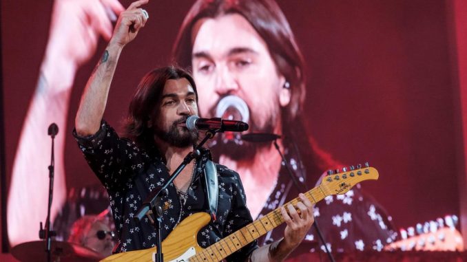 Fotografía de archivo en la que se registró al cantante, compositor y músico colombiano Juanes, durante un concierto en Las Palmas de Gran Canaria (España). EFE/Ángel Medina Juanes