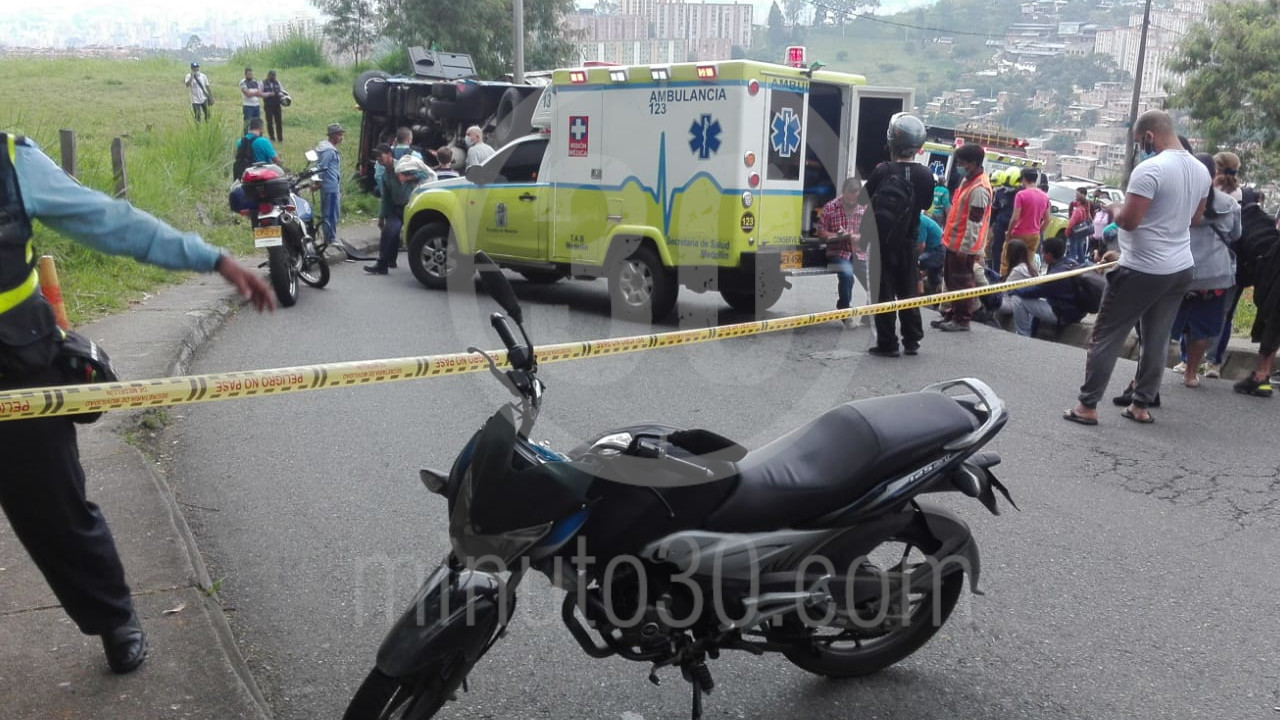 EN FOTOS Y VIDEO: ¡Qué susto tan horrible! Un bus, lleno de pasajeros, se volcó bajando por La Campiña 6 La Campiña