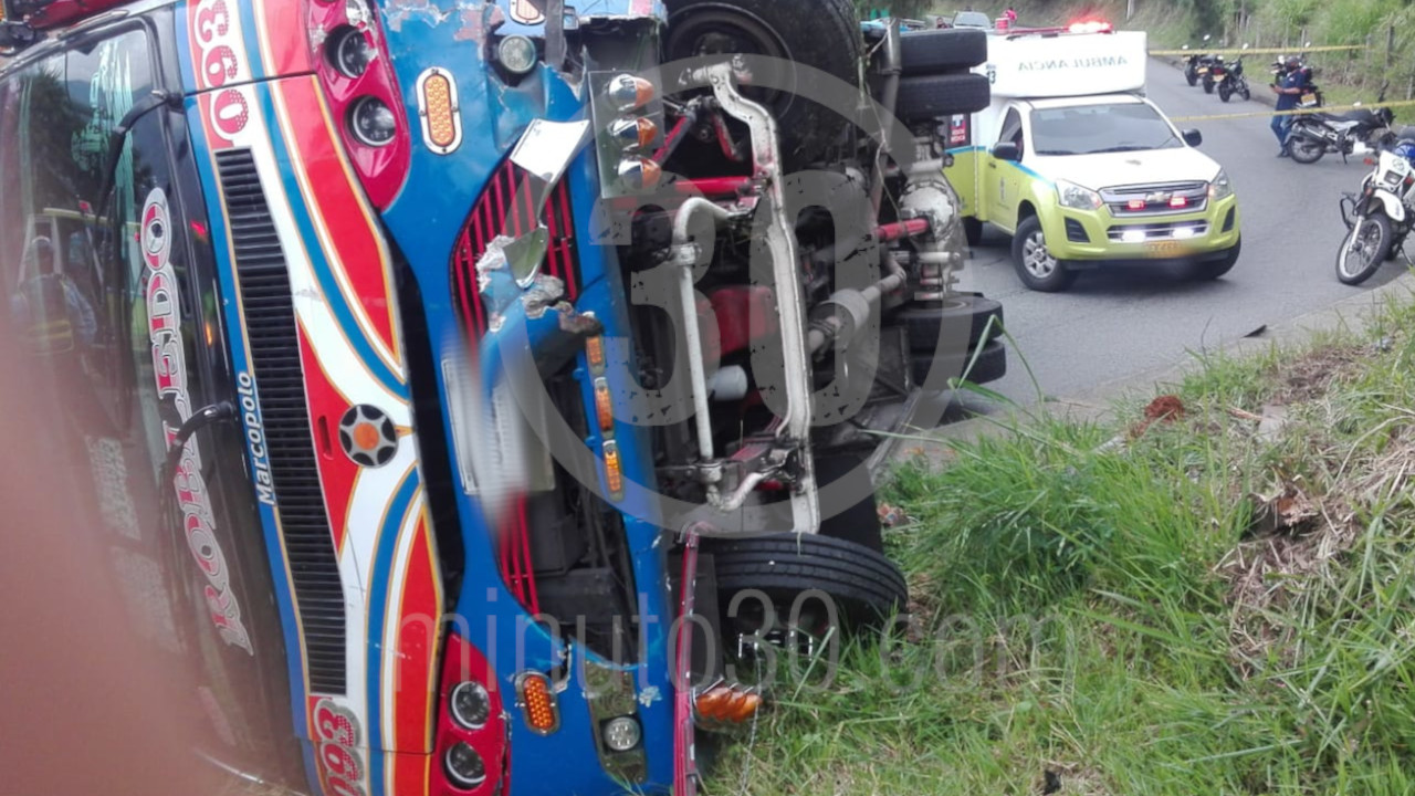 EN FOTOS Y VIDEO: ¡Qué susto tan horrible! Un bus, lleno de pasajeros, se volcó bajando por La Campiña 3 La Campiña