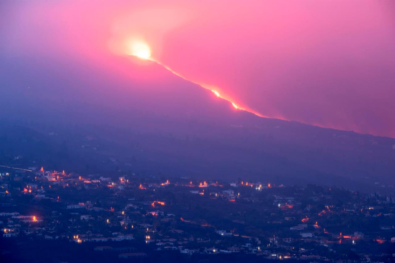 La lava del volcán de La Palma supera ya una anchura de 1,2 kilómetros 3 la palma lava3