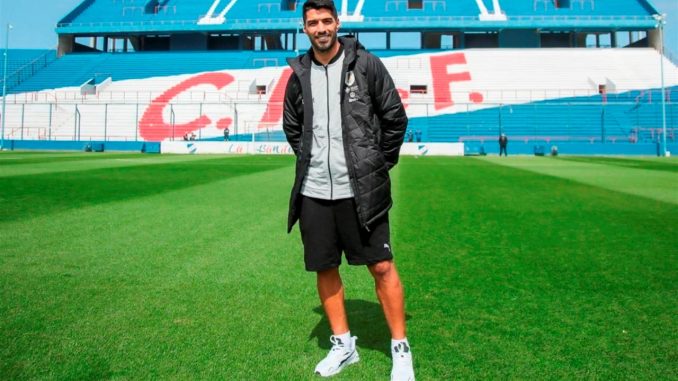 Fotografía cedida por el Club Nacional de Football del jugador de la selección uruguaya Luis Suárez posando en el campo del estadio Gran Parque Central hoy, en Montevideo (Uruguay). EFE/ Club Nacional De Football Suárez