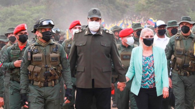 Fotografía cedida hoy por la oficina de Prensa del Palacio de Miraflores que muestra al presidente venezolano Nicolás Maduro (c), y a la primera dama Cilia Flores (c-d), durante un acto de Gobierno en Caracas (Venezuela). EFE/Prensa Miraflores Maduro