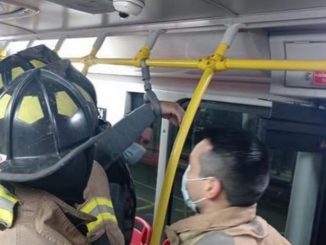Le quedó la mano atrapada en agarradera de Transmilenio 1 mano atrapada agarradera transmilenio