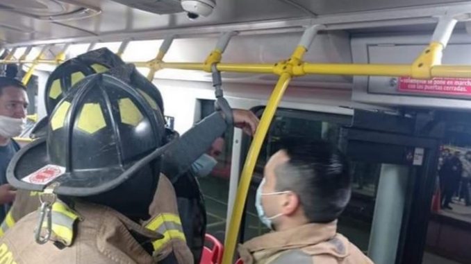 mano-atrapada-agarradera-transmilenio