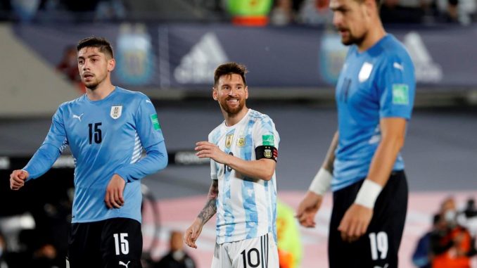 Lionel Messi (c) de Argentina sonríe hoy durante un partido contra Uruguay por las eliminatorias sudamericanas al Mundial de Catar 2022, en el estadio Monumental en Buenos Aires (Argentina). EFE/Juan Ignacio Roncoroni Lionel Messi