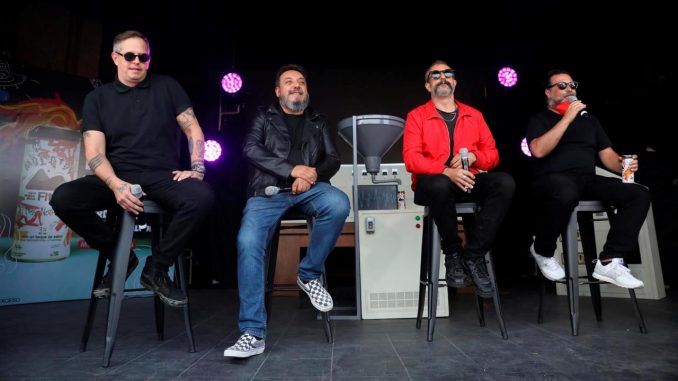 (i-d) Los integrantes de la banda de rock mexicano Molotov, Randy Ebright, Paco Ayala, Tito Fuentes y Micky Huidobro, hablan durante una rueda de prensa hoy en Ciudad de México (México). EFE/Sáshenka Gutiérrez Molotov
