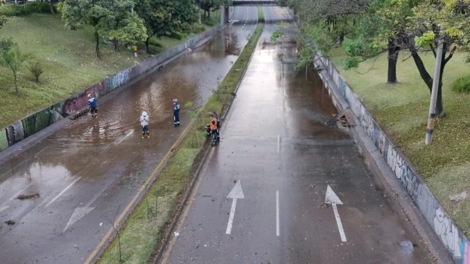 Ya controlaron la fuga de agua y se normalizó el paso cerca a la Terminal del Norte Ya controlaron la fuga de agua y se normalizó el paso cerca a la Terminal del Norte
