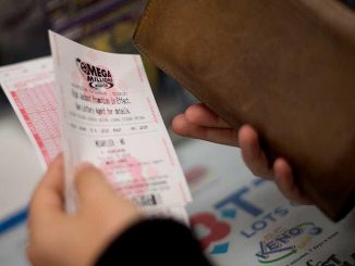 ¡Muy afortunada! Mujer de 64 años se ganó la lotería dos veces el mismo día 1 mujer