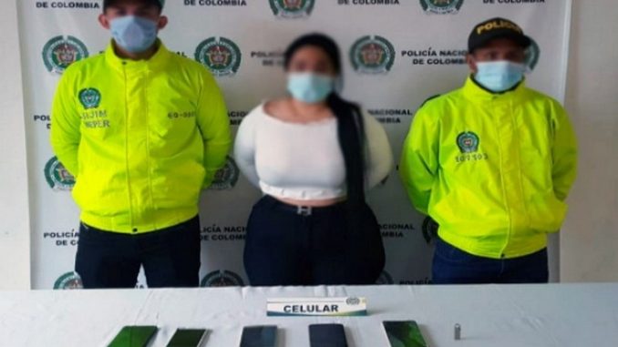 mujer por los delitos de proxenetismo y actos sexuales con menor de 14 años