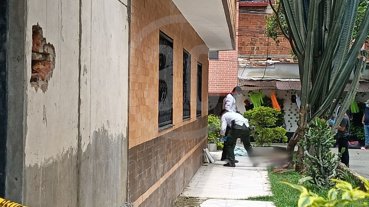 EN FOTOS Y VIDEO: Desde un carro mataron a tiros a un hombre en vía pública de Itagüí 4 Itagüí
