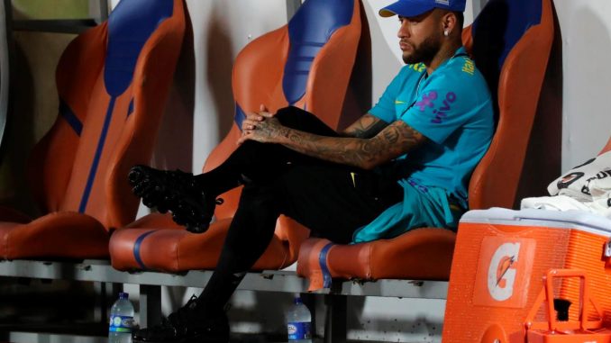 Neymar Jr, delantero de Brasil, observa el pasado viernes desde el banco el partido contra Venezuela por las eliminatorias sudamericanas al Mundial de Catar 2022, en el Estadio Olímpico de la UCV en Caracas (Venezuela). EFE/ Miguel Gutiérrez Neymar