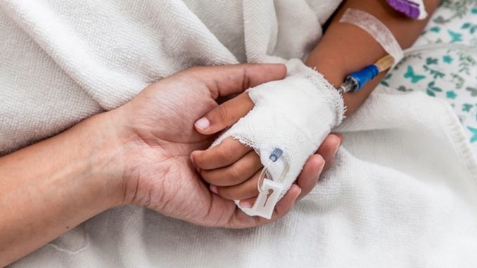 Bala se metió por el techo de una casa e impactó a niña Bala se metió por el techo de una casa e impactó a niña