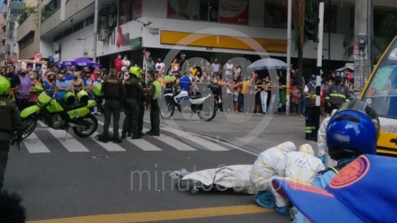 EN VIDEO: ¡Qué horror! En pleno centro murió un peatón atropellado por un bus 1 peatón