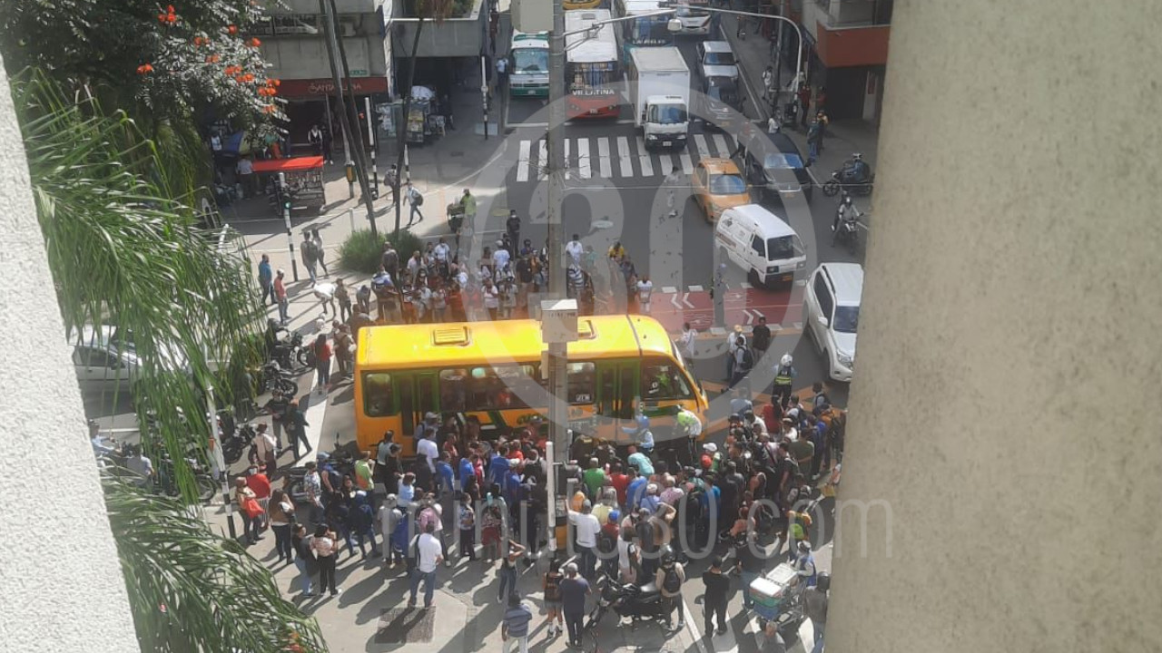 EN VIDEO: ¡Qué horror! En pleno centro murió un peatón atropellado por un bus