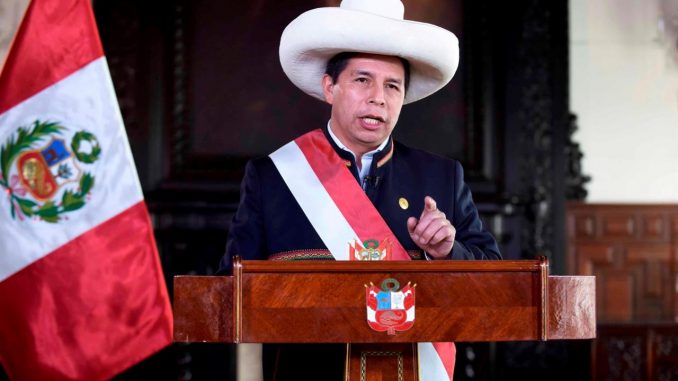 Fotografía cedida hoy por la Presidencia del Perú que muestra al mandatario Pedro Castillo, durante un mensaje a la nación. EFE/Presidencia del Perú Pedro Castillo