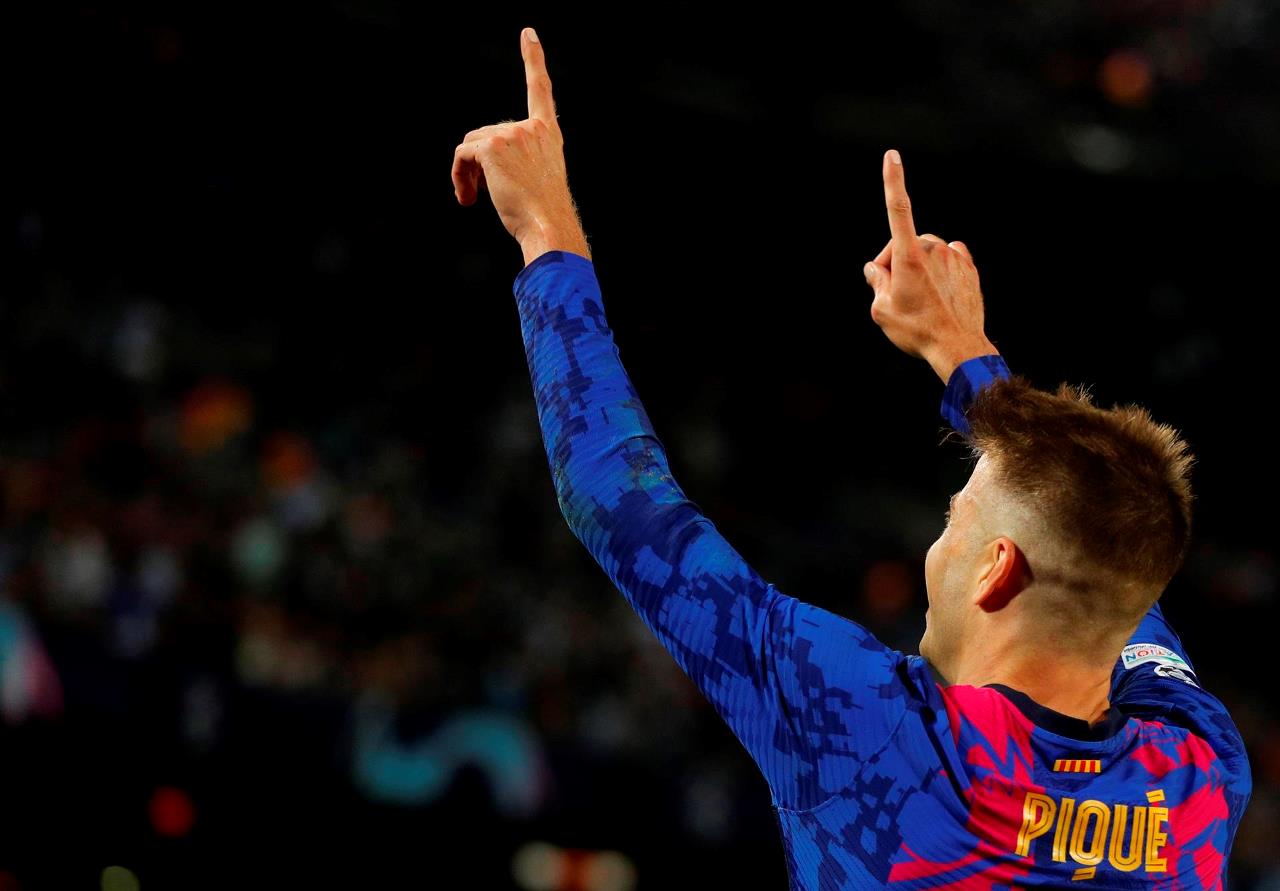 Piqué mantiene vivo al Barça en la Champions 1 Piqué