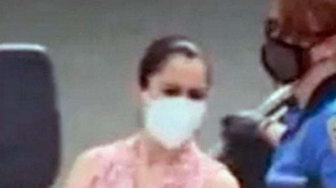 profesora arrestada emabarzada presuntamente estudiante