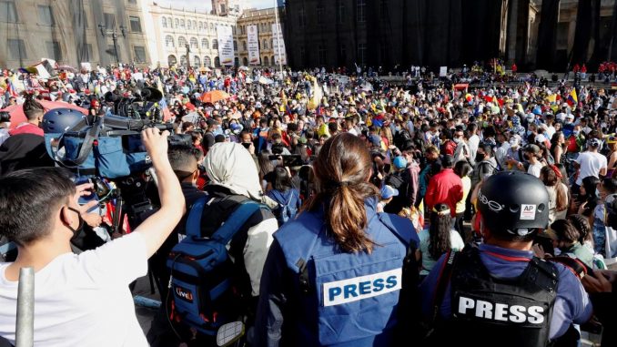 Imagen de archivo de varios periodistas realizan el cubrimiento del Paro Nacional del 12 de mayo de 2021, en la Plaza de Bolivar, en Bogotá (Colombia). EFE/ Mauricio Dueñas Castañeda SIP
