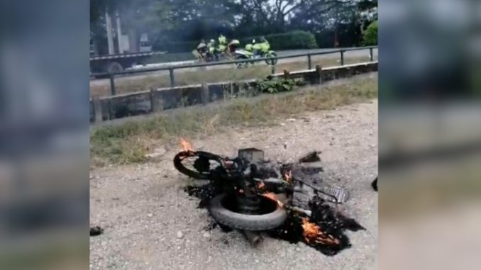 Le dio tanta rabia que le inmovilizaran la moto que prefirió quemarla Le dio tanta rabia que le inmovilizaran la moto que prefirió quemarla