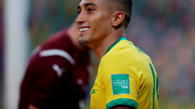 Raphinha de Brasil, en un partido de las eliminatorias sudamericanas para el Mundial de Catar 2022 entre Brasil y Uruguay en el estadio Arena da Amazonia en Manaus. EFE/Fernando Bizerra Raphinha