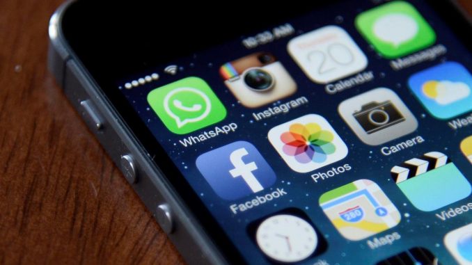 Fotografía de archivo que muestra el icono de las aplicaciones de Facebook y WhatsApp, en otras, en un móvil. EFE/Andrew Gombert "apagón" de las redes