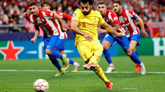 El delantero egipcio del Liverpool, Mohamed Salah, golpea el balón desde el punto de penalti. EFE / Chema Moya. Salah