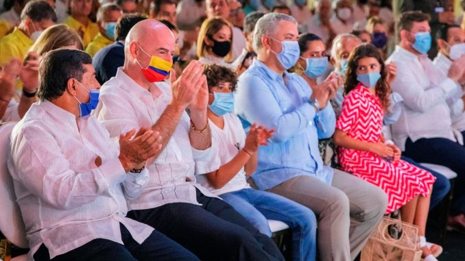 Fotografía cedida por el Ministerio del Deporte de Colombia que muestra al presidente de la FIFA, Gianni Infantino (2i) y al presidente de Colombia, Iván Duque (3d), mientras asisten hoy, a la inauguración de la sede de la Federación Colombiana de Fútbol en Barranquilla. Colombia inauguró este miércoles la nueva sede deportiva de su federación de fútbol en la ciudad de Barranquilla, que costó un poco más de 10 millones de dólares y contó con el apoyo de los programas FIFA Forward y Conmebol Evolución. EFE/ Ministerio del Deporte de Colombia / sede deportiva de su federación de fútbol en Barranquilla
